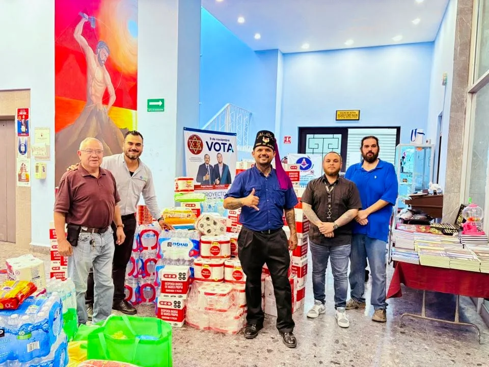 Participantes junto a alimentos, agua y artículos de higiene reunidos.