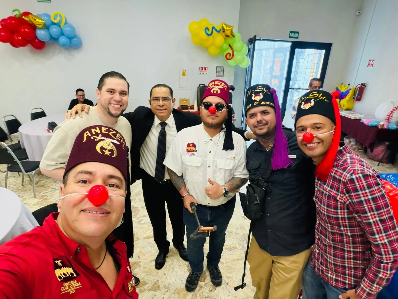 Participantes reunidos con narices rojas en una convivencia.